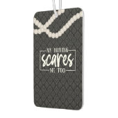 Grappig meisje citeert parels zwarte auto luchtverfrisser (Links)