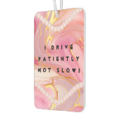 Grappig Meisje Citeert Zorgzame Chauffeurs Roze Au Luchtverfrisser (Links)