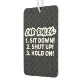 Grappig meisje citeert zwarte auto luchtverfrisser (Links)