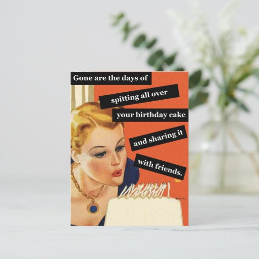 Grappig  meisje dat kaarsen uitblaast briefkaart (Staand voorkant)