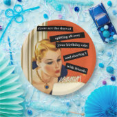 Grappig meisje dat kaarsen uitblaast papieren bordje (Feest)