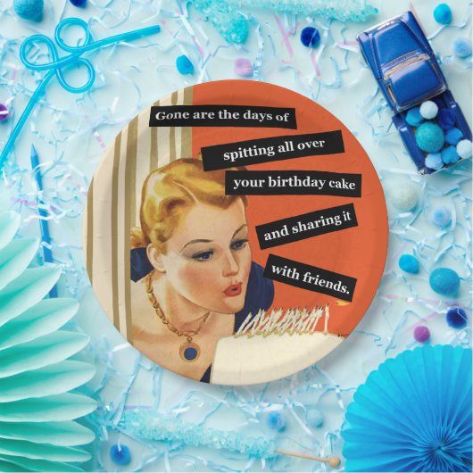 Grappig meisje dat kaarsen uitblaast papieren bordje (Feest)