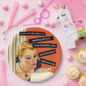 Grappig meisje dat kaarsen uitblaast papieren bordje (Feest)