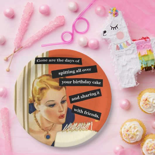 Grappig  meisje dat kaarsen uitblaast papieren bordje (Feest)