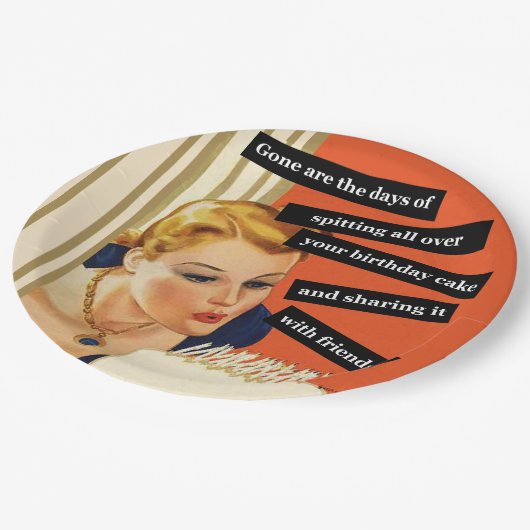 Grappig meisje dat kaarsen uitblaast papieren bordje (Gekanteld)