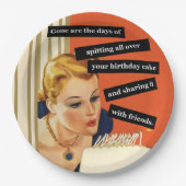 Grappig meisje dat kaarsen uitblaast papieren bordje (Voorkant)