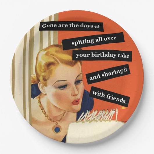 Grappig  meisje dat kaarsen uitblaast papieren bordje (Voorkant)