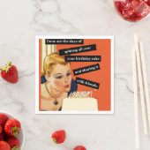 Grappig  meisje dat kaarsen uitblaast servet (Insitu)