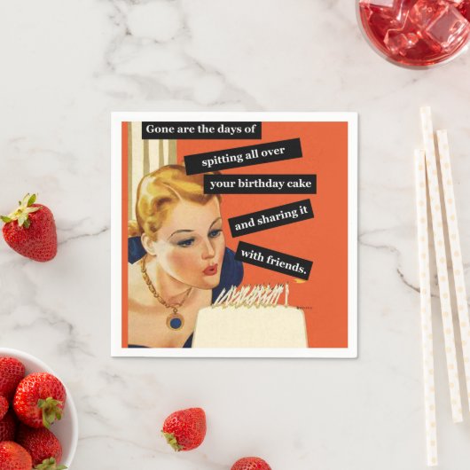 Grappig meisje dat kaarsen uitblaast servet (Insitu)