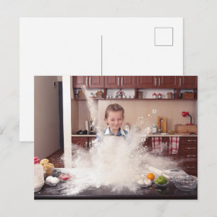 Grappig meisje in een rommelige keuken briefkaart