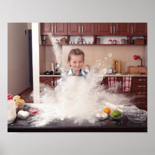Grappig meisje in een rommelige keuken poster