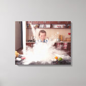 Grappig meisje in rommelige keuken canvas afdruk (Voorkant)