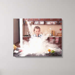 Grappig meisje in rommelige keuken canvas afdruk