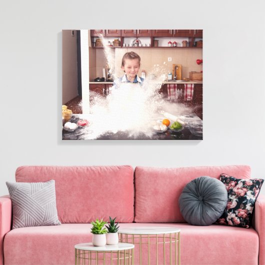 Grappig meisje in rommelige keuken canvas afdruk (Insitu (Woonkamer))