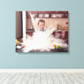 Grappig meisje in rommelige keuken canvas afdruk (Insitu (Houten vloer))