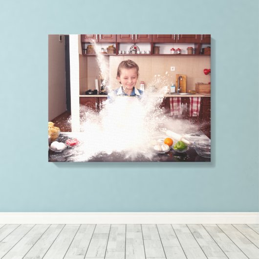 Grappig meisje in rommelige keuken canvas afdruk (Insitu (Houten vloer))