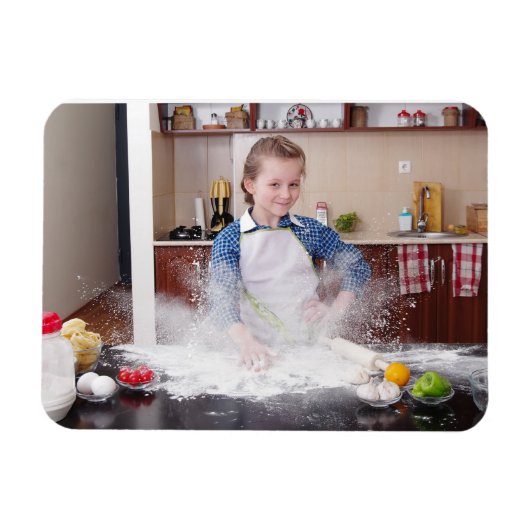 Grappig meisje in rommelige keuken magneet (Horizontaal)