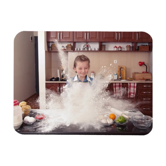 Grappig meisje in rommelige keuken magneet (Horizontaal)