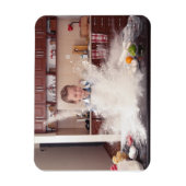 Grappig meisje in rommelige keuken magneet (Verticaal)
