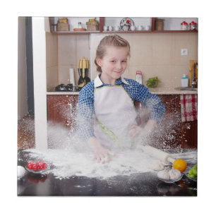 Grappig meisje in rommelige keuken tegeltje