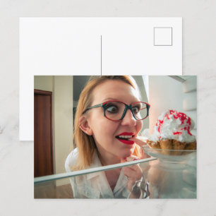 Grappig meisje op zoek in koelkast briefkaart