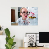 Grappig meisje op zoek in koelkast poster (Thuiskantoor)