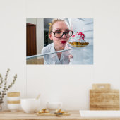 Grappig meisje op zoek in koelkast poster (Keuken)