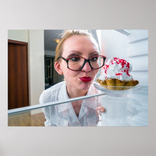 Grappig meisje op zoek in koelkast poster (Voorkant)
