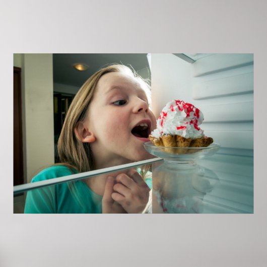 Grappig meisje op zoek in koelkast poster (Voorkant)