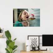 Grappig meisje op zoek in koelkast poster (Thuiskantoor)