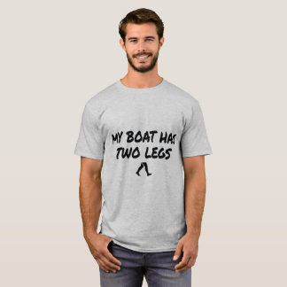 Grappig Mijn Boot Heeft Twee Benen Bank Vissen T-shirt