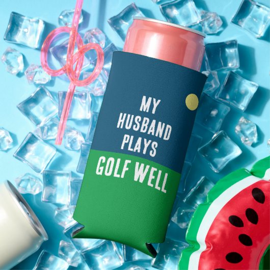 Grappig "Mijn man speelt goed golf." Blauw en Wit Seltzer Blikjeskoeler (Insitu Zomer)