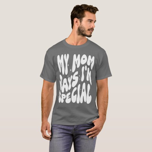 Grappig mijn moeder zegt dat ik speciaal ben voor  t-shirt (Voorkant volledig)