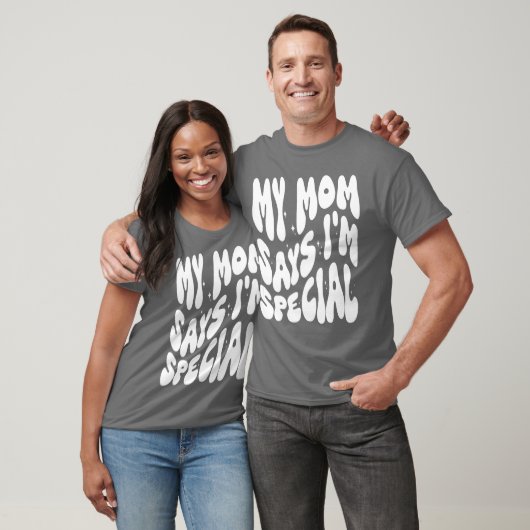 Grappig mijn moeder zegt dat ik speciaal ben voor  t-shirt (Unisex)