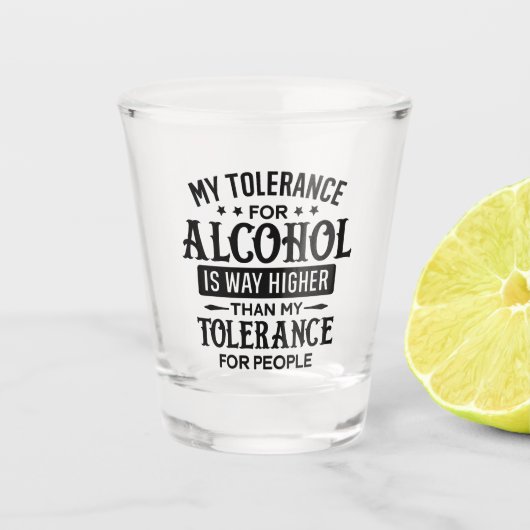 Grappig Mijn Tolerantie voor Alcohol en Mensen Shot Glas (Voorkant)