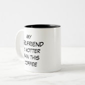 Grappig, mijn Vriendin is warmer dan deze koffie Tweekleurige Koffiemok (Voorkant links)