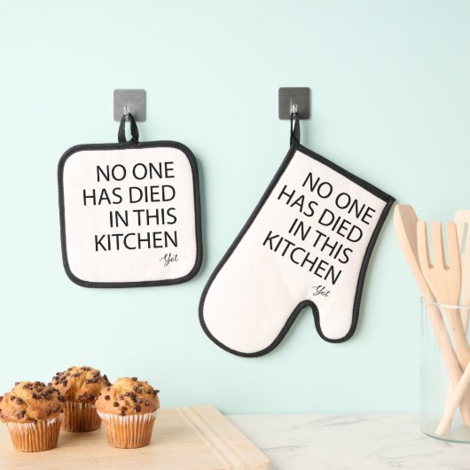 Grappig niemand is gestorven in deze keuken nog ci ovenwant & pannenlap set (Insitu(Ophanging))