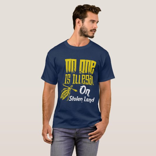 grappig, niemand is illegaal op gestolen land, inh t-shirt (Voorkant volledig)