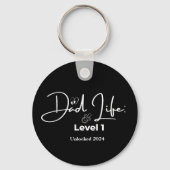Grappig Nieuw Papa Life Level 1 Custom Year Sleutelhanger (Achterkant)