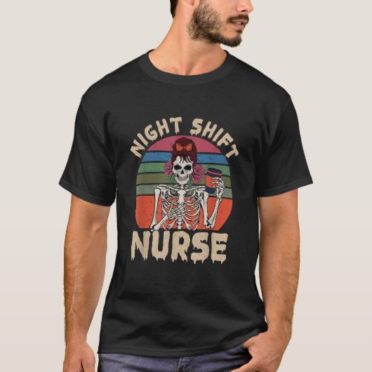 Grappig Night Shift Nurse Skeleton Halloween ER RN T-shirt (Voorkant)
