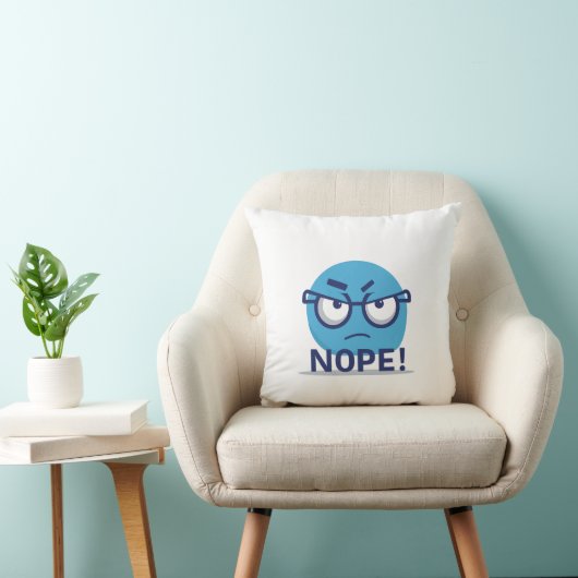 Grappig Nope Emoji Kussen – Blauwe Boze Gezicht me (Stoel)
