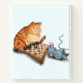 Grappig Notitieboek met Cat and Mouse Playing Ches (Achterkant)