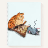Grappig Notitieboek met Cat and Mouse Playing Ches (Voorkant)