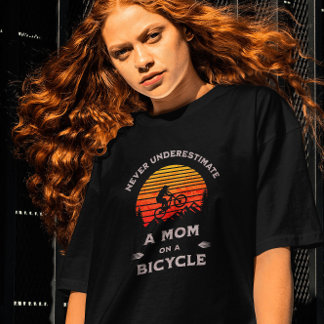 Grappig: onderschat nooit een moeder op de fiets t-shirt