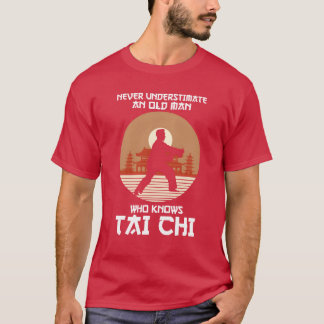 Grappig Onderschat nooit een oude man die weet T-shirt