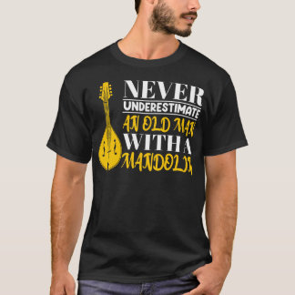 Grappig Onderschat nooit een oude man met een mand T-shirt