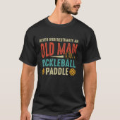 Grappig onderschat nooit oud Man met pickleball T-shirt (Voorkant)