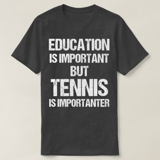 Grappig onderwijs is belangrijk, maar tenis belang t-shirt (Design voorkant)