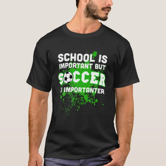 Grappig onderwijs is belangrijk, maar voetbal is b t-shirt (Voorkant)