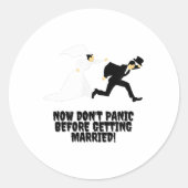 Grappig ontwerp _ Bruid achtervolgt bruidegom _ Ge Ronde Sticker (Voorkant)